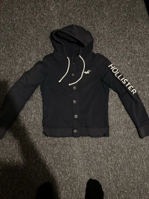 Hollister cardigan  - Hollister cardigan med knappar🤩 Väldigt unik💫 Passar archive o e väldigt fet
