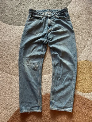 Vailent Jeans - Ett par chill jeans med lite slitage. Tveka inte att höra av dig om du har några funderingar🙏