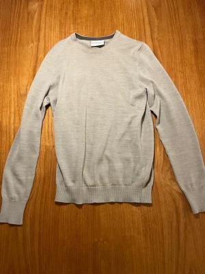 Beige stickad tröja från Bruun & Stengade - Säljer denna beiga stickade tröja från Bruun & Stengade i storlek S. Pris kan diskuteras. Hör av dig vid frågor.