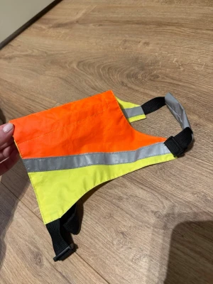 Reflexväst hund - Reflexväst hund. Passar mindre hund. I använt skick men har fortfarande kvar att ge. Från Best Friend. Längd: 15,5 cm, bredd: 24 cm.