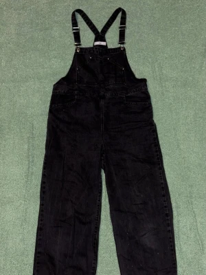 Svarta hängselbyxor - Svarta hängselbyxor från Mango. 