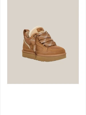 Bruna sneakers från UGG med fuskpäls - Ugg sko , har knappt haft de 6 månader så de är nya. Finns me extra snöre helt oanvänt, i gott skick. Köptes för 2000kr