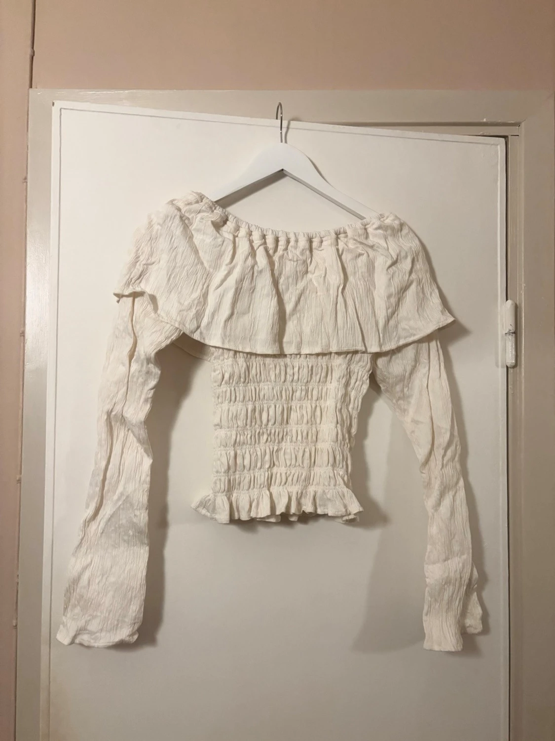 Offshoulder vit blus med volang - 1