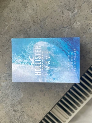 Hollister Wave Eau de Toilette 30ml - Fräsch parfym från Hollister i doften Wave. Flaskan är i glas med blå ton och har ett stilrent, modernt utseende. Kommer i en blå kartong med vågmotiv som ger en känsla av hav och sommar. Perfekt för dig som gillar fräscha och energiska dofter.