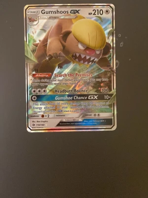 Pokémonkort Gumshoos GX holografisk - Säljer ett holografiskt Pokémonkort med Gumshoos GX. Kortet har färgglad glansig yta och visar Gumshoos med gula och bruna färger. Det är från Sun & Moon-serien. Den här någon defekt på baksidan 