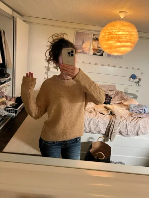Beige stickad tröja med rund hals - Mysig beige stickad tröja med rund halsringning och långa ärmar. Den har inga lappar på sig men skulle gissa på storlek S och att den är från HM.