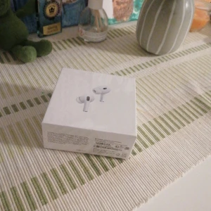 Apple AirPods Pro trådlösa hörlurar - Säljer ett par AirPods Pro (2:a generationen) som köptes förra året men aldrig använts.  ✔️ Oanvända ✔️ Originalkartong ✔️ Alla tillbehör medföljer ✔️ Full funktion: ANC, transparensläge, adaptivt ljud, spatial audio ✔️ Äkta Apple-produkt ✔️ Garanti finns kvar via Apple (kopplad till serienummer)  Pris: 2000 kr 💸 1900 kr vid snabb affär denna vecka  Skickas välpaketerat eller möts upp. Skriv om du har frågor.
