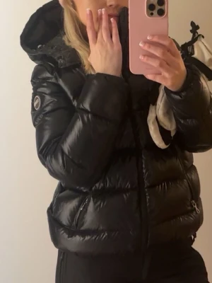 Svart pufferjacka från Colmar - Snygg glansig colmar jacka. Nyskick 4599kr