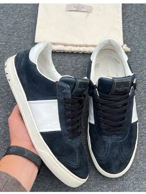 Valentino flycrew  - Valentino flycrews | skick 8/10 (slitna hälar) | size 43 | pris:3199kr