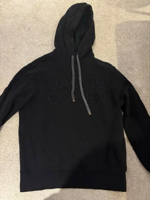 Jacob Cohen Hoodie Small - Snygg svart hoodie från Jacob Cohen. Bra skick, skriv vid intresse!