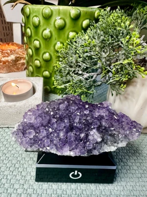 Ametist kluster från Uruguay  - Ett kraftfullt och vackert ametistkluster från Uruguay, känt för sin djupa lila färg och höga kvalitet. Kristallerna gnistrar med naturlig klarhet och ger både visuell elegans och stark, ren energi.  ✨ Energi & betydelse  💜 Skyddande och renande energi 🧘‍♀️ Främjar lugn, meditation och återhämtning 👁 Stärker intuition och andlig klarhet 🌙 Hjälper vid stress, sömn och mental balans  200 gram  11x5.5x3.5 cm  Alla kristaller och ädelstenar jag lägger upp här är egenimporterade för att garantera äkthet