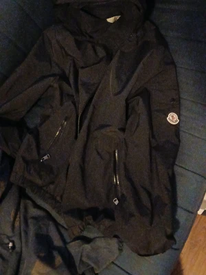 Moncler jacka  - Använd ett par gångnger inga hål nästan helt ny