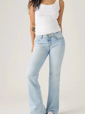 Ljusblå bootcut jeans från Levi's - Säljer ett par ljusblå bootcut jeans från Levi's med klassisk femficksmodell och mellan midja. Jeansen har utsvängda ben och är tillverkade i mjuk denim med en liten läderpatch bak i midjan. Perfekta för en avslappnad och trendig look.