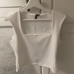 Vit topp - Jättesnyggt topp ifrån vero Moda storlek XL. Använder 2 gånger🥰