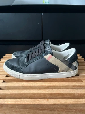 Burberry skor - Tjena, säljer nu dessa riktigt snygga och populära burberry skorna i ganska använt skick, ej original sulor i, endast skorna ingår, hör av er vid frågor och fundeirngar🙌🤝
