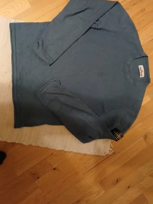 Blå Stone Island tröja  - Tjena! Säljer denna fina äkta Stone island tröja I bra skick. Är använd men har inga skador eller missfärgningar. Till dig som vill ha en dyrare look. Priset är inte hugget i sten