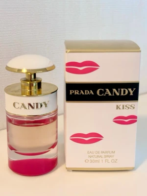 Prada Candy Kiss Eau de Parfum 30 ml - Prada Candy Kiss är en Eau de Parfum på 30 ml. Den har noter av musk, apelsinblomma och vanilj. Knappt använd, vilket syns på bild. Givetvis förvarad mörkt, torrt och svalt. Kommer i originalförpackningen. Svår att få tag på! Passa på! 🩷