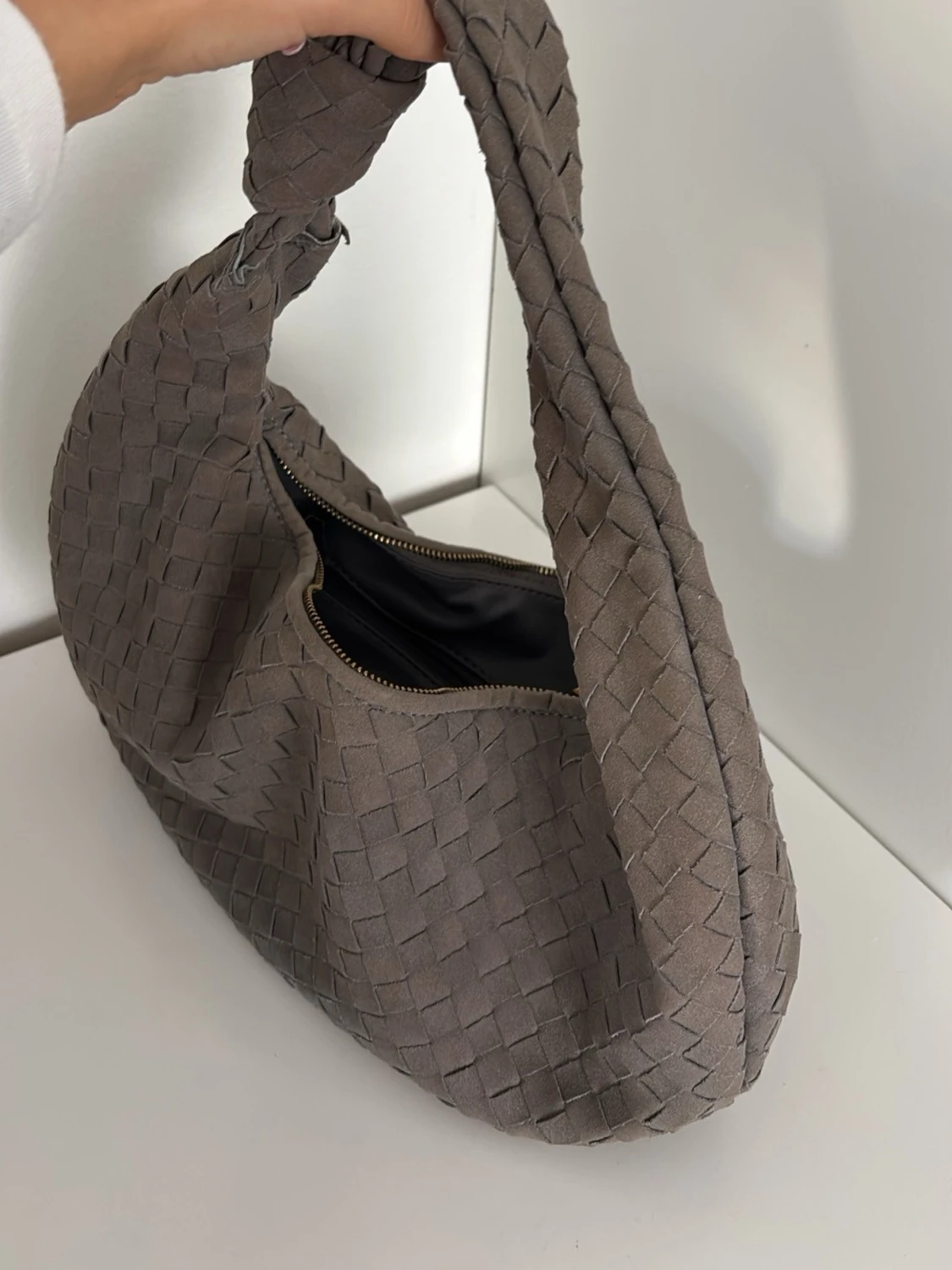 Flätad grå axelväska med knut - 1