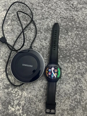 Xiaomi watch S1  - Säljer Xiaomi Watch S1 (2021). Den fungerar utmärkt och har olika funktioner och appar. Kan kopplas till Mi fitness via Bluetooth och där kan man styra mycket! Se sista bilden. Laddare följer med, alltså trådlös laddare (obs ej originala!). Hör av dig för fler bilder eller har frågor/ prisförslag :)