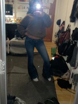 Hollister Jeans  - Säljer ett par as snygga lågmidjade hollister jeans i storlek 26! De är stretchiga och är omsydda med mörkgrått tyg nertill. 