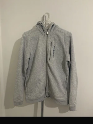 Sail racing zip hoodie  - Säljer en zip hoodie från märket Sail racing, ny pris  1599kr. Bra skick, skriv gärna om ni har frågor. Size 170/S