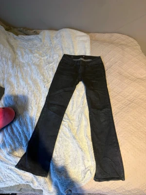 Mörkblå jeans från LTB - Säljer ett par mörkblå bootcut/ straight leg jeans från LTB, modell Valeria. 