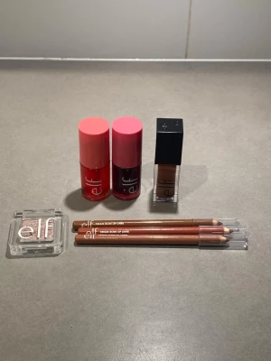 E.L.F smink kollektion lipliners/ögonskugga/lipoil/blush - 3 Cream Glide Lip Liners i färgerna: Cinnamatic Spill The Tea  Truth or Bare eller Pinky Swear (står ej på pennan?)  Nypris: 39kr styck   2 Sheer for it Blush Tint färgerna:  Pink Positive Left on Red  (Nypris: 69kr styck)   1 Glow Reviver Lip oil: Honey Talks  (Nypris: 109kr)   1 Fine As Fleck Glitter Eyeshadow: Pop Off Pink   (Nypris: 89kr)   Allt är testat endast 1 gång 