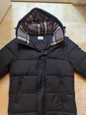 Burberry jacka - Säljer min burberry jacka som jag har haft ett tag. Den är som ny men har ändå små tecken på användnin. Den har hål inuti fickan, men annars är den bra. Pris går att diskuteras 