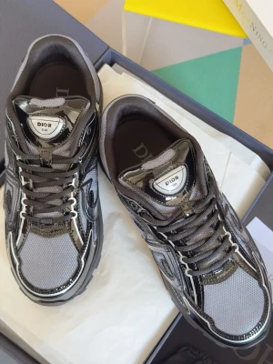 Dior B30 Storlek 43 - Säljer nu dessa skor eftersom att jag behöver pengar till andra kläder. Dom har varit använd ett väldigt fåtal gånger men kommer ändå tvättats med bra kvalité innan dom skickas eftersom att dom har varit i snö, annars finns de inga tecken på slitage eller annat. Pris kan diskuteras vid intresse!