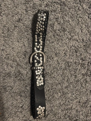 ett skärp  - ett fint skärp som är lite skadat men inte så de förstör skärpet.