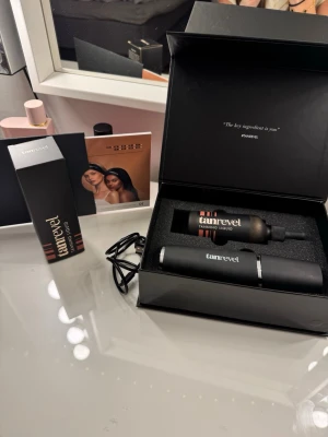 Tanrevel PRO  brun utan sol kit - Säljer ett Tanrevel PRO brun utan sol kit med en svart elektrisk applikator och en flaska Tanning Liquid 100ml. Du får även med en halv flaska extra. Kitet kommer i en snygg svart box och inkluderar laddningssladd. Manual finns också med. Perfekt för att få en jämn solbränna hemma.
