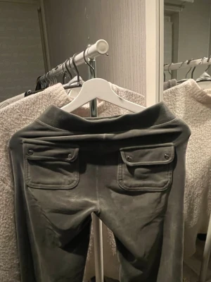 Juicy couture  - Säljer ett par juicy byxor då de ej kommer till användning längre. Storlek xxs och är bra i längden. Finns en liten fläck på låret som man hade kunnat stryka bort vilket jag ej tyvärr hunnit med. Syns inte mycket.