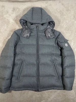  Moncler Montgenevre Grå - Tvär het sällsynt Moncler jacka jag nu säljer för ett rimligt pris. Inga stora defekter på jackan, skick 9/10. Våga höra av er ifall ni har några frågor 👍