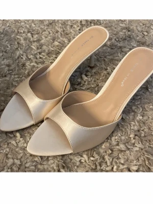 Klackar - Super fina och endast använda 1 gång. Säljer då jag inte kommer få användning av dom igen. 39 men med tanke på att de är öppna både fram och vid hälen så funkar de på något större o något mindre💕