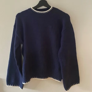 Mörkblå stickad tröja med vit kant - Säljer denna supersnygga tröja från CIDER endast använd 1 gång🥰