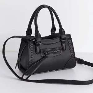 Svart handväska med axelrem - Svart väska från Gina. Helt slutsåld, väskan är knappt använd! Nypris 400