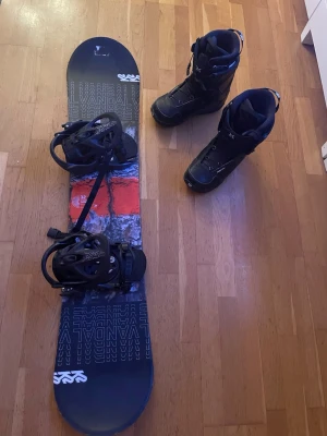 Snowboard med bindningar och boots - Snowboard från Vandal med svart och orange design, och ett par svarta snowboard boost i strl 42. Jag säljer båda för 650 eller 450kr för snowboard och 350kr for skorna.