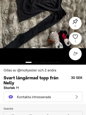 Svart långärmad topp från Nelly - Snygg svart långärmad topp från Nelly med figurnära passform och rund halsringning. Tillverkad i ett mjukt och stretchigt material som sitter skönt på kroppen. Perfekt att matcha med jeans eller kjol för en clean look.