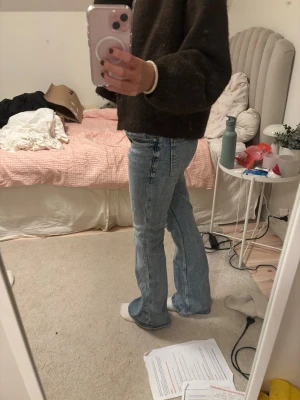 Blå utsvänga jeans Gina - Säljer dessa jeans då de inte kommer till användning!