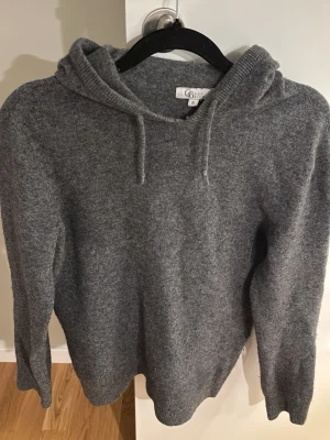 Grå hoodie från Garde Grisch - Stickad tröja från Garde Grisch i storlek S. Storleken är slim o sitter som xs. Den är använd men fortfarande i bra skick. 