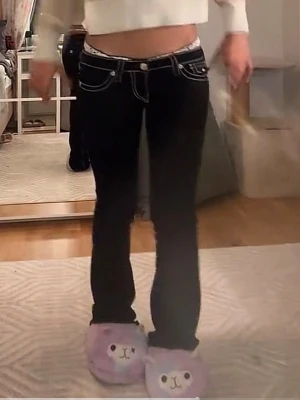  True religion  - Vill se vad jag kan få för mina True religion jeans, som man ser är dem extremt lågmidjade. Jag köpte dem för 2500kr så skulle vilka ha 1500kr för de 