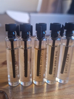 6 Helt nya testers från Essnce  - Helt nya testers från Essnce, aldrig testade eller öppnade. Innehåller: Dusty amber  Black velvet Orange blossom Drunk applepie  Sweet cara Titta gärna mina andra annonser då jag säljer fler oanvända testers. Just nu fri frakt, passa på!
