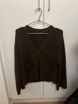 Super skön kofta från Gina - Kofta från Gina i färgen mörk brun den är varm och skön. I storleken Xs. Inte så jätte andvänd