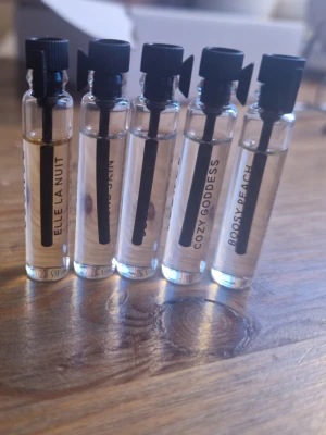 5 Helt nya testers från Essnce  - Helt nya testers från Essnce, aldrig testade eller öppnade. Innehåller: Elle la nuit Second skin  Dewy dessert  Cozy goddess  Boosy peach Titta gärna mina andra annonser då jag säljer fler oanvända testers. Just nu fri frakt, passa på! 