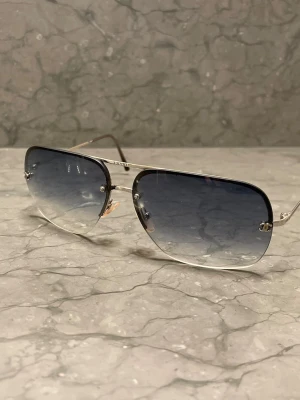 Chanel aviator solglasögon - Blås Chanel solglasögon/shades det i bra skick fast utan Orginal box                                MVH Max 12 år