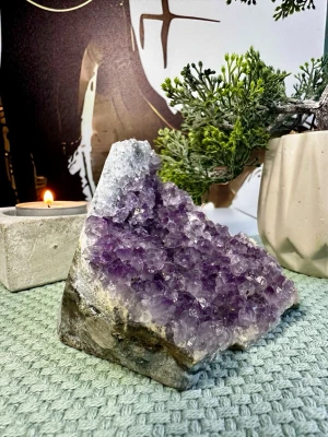 Ametist base cut Brasilien  - Vackert ametistkluster, basecut, från Brasilien med gnistrande kristaller.   Ametist är känd för sin lugnande, renande och beskyddande energi och används ofta för att stilla tankar, stärka intuitionen och skapa harmoni. Ett bra sömnpiller 😜💜  326 gram  7x7x7 cm  Alla kristaller och ädelstenar jag lägger upp här är egenimporterade för att garantera äkthet.  