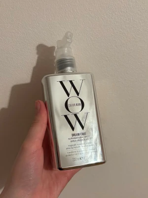 Color Wow Dream Coat hårspray - Color Wow Dream Coat är en silvrig spray för håret som hjälper till att skydda mot fukt och ger ett glansigt resultat. Flaskan rymmer 200 ml och har en praktisk sprayfunktion. Perfekt för att få ett slätt och frizzfritt hår.