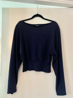 Långärmad tröja  - Superfin tröja från Gina Tricot. Går in vid midjan, smickrande passform.  Använd fåtal gånger  Inga anmärkningar 