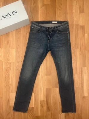Mörkblå slim jeans från tiger of sweden  - Säljer ett par mörkblå jeans från tiger of sweden med slim  passform och klassisk femficksdesign. Jeansen har subtila slitningar och är tillverkade i ett mjukt denimtyg som ger en snygg och modern look. Perfekta för dig som gillar stilrena och tidlösa plagg. Priset går att diskuteras 