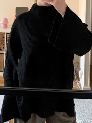 Svart oversized stickad tröja - Säljer en svart oversized stickad tröja med hög hals och vida ärmar🖤